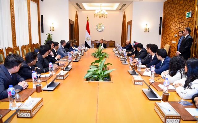 وزير الخارجية يلتقي بمجموعة من طلاب جامعة بدر