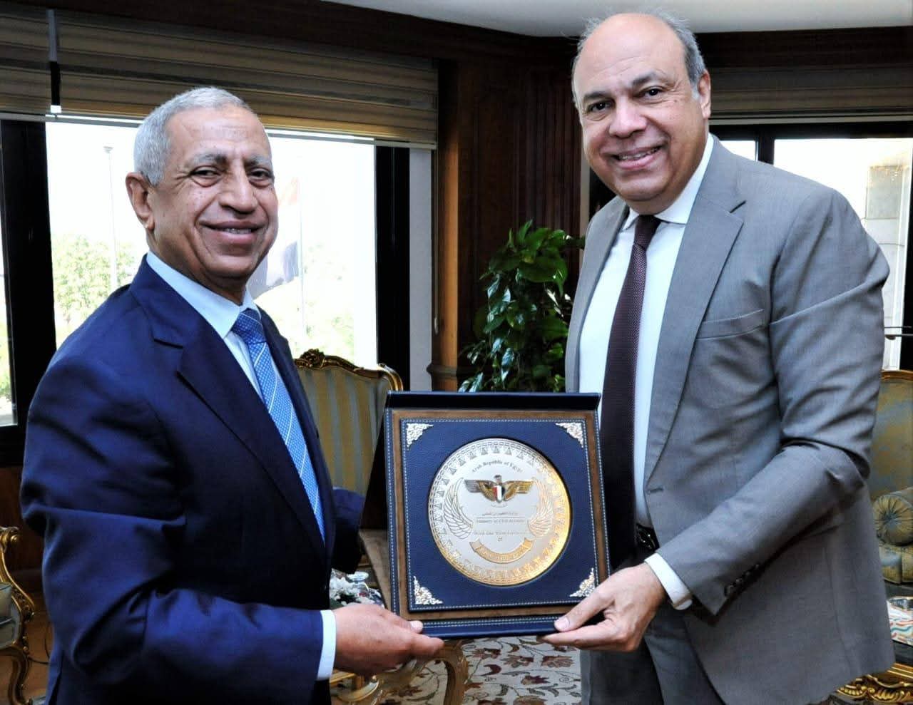 وزير الطيران يلتقي رئيس الأكاديمية العربية للعلوم والتكنولوجيا لبحث سبل التعاون المشترك