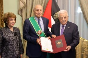 عباس يكرم أبو الغيط بالوشاح الأكبر لدولة فلسطين تقديرًا لجهوده في خدمة العمل العربي 