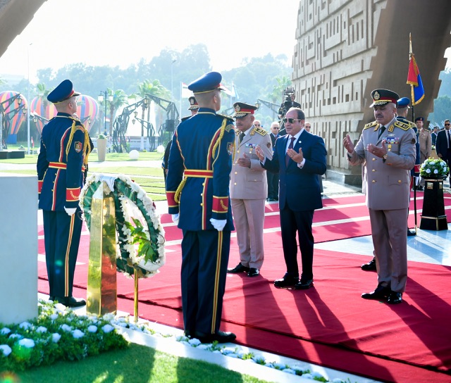  السيسي يضع إكليل الزهور على النصب التذكاري ويزور ضريحي السادات وعبد الناصر في ذكرى انتصارات أكتوبر 