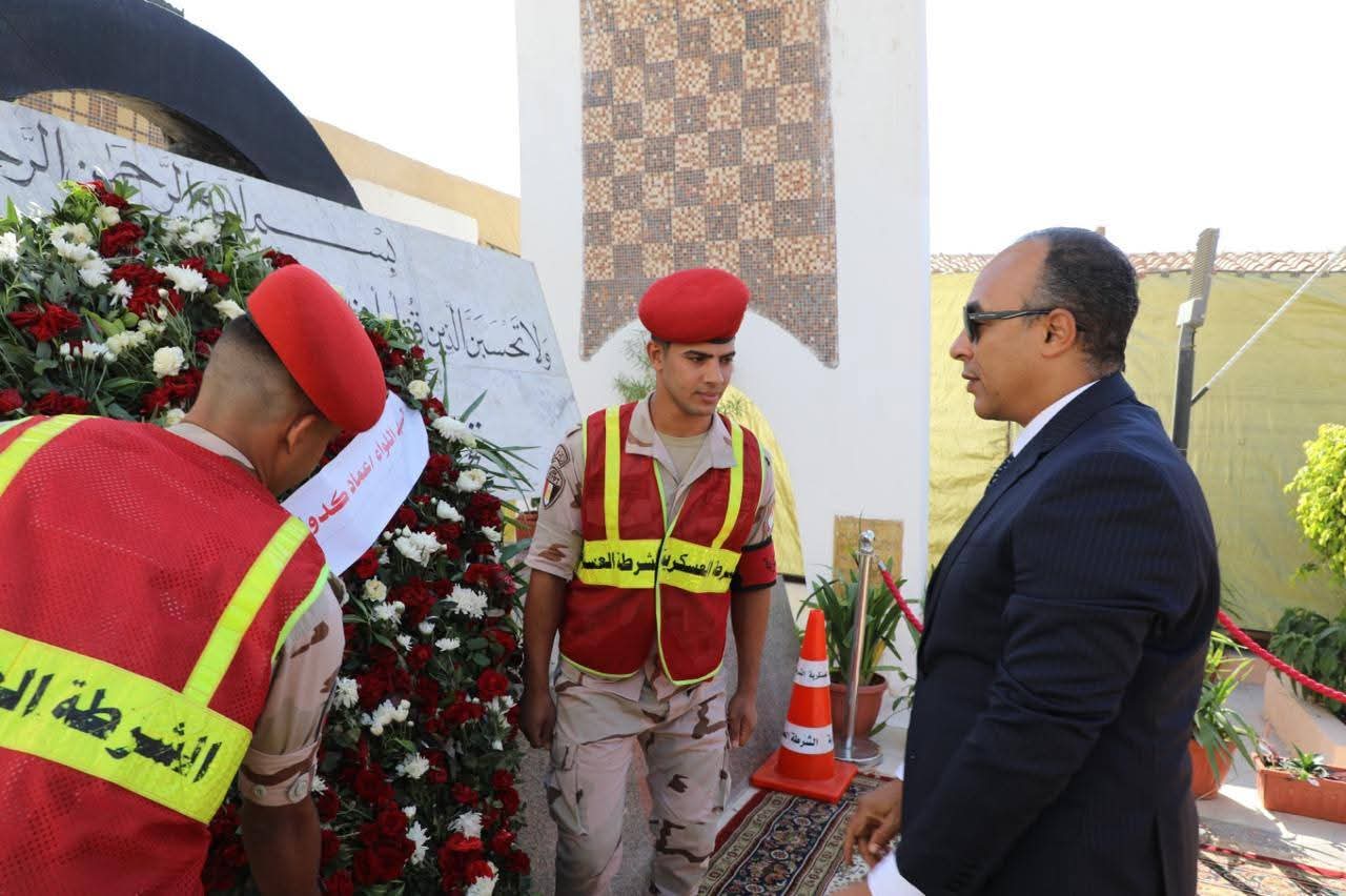 نائب محافظ المنيا يضع إكليلًا من الزهور على النصب التذكاري للشهداء بمناسبة ذكرى انتصارات أكتوبر المجيدة