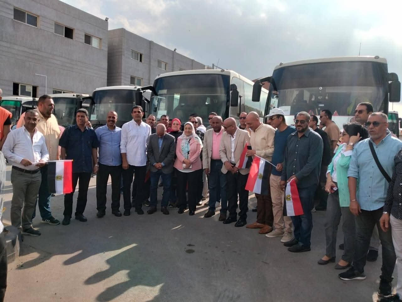 العاملون بشركة الإسكندرية للبترول يدلون بأصواتهم في انتخابات مجلس النواب 