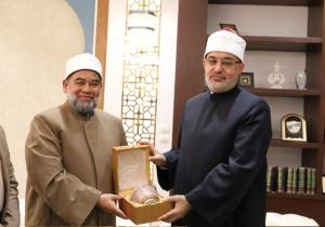 مفتي الجمهورية يبحث مع وفد المنظمة العالمية لخريجي الأزهر بتايلاند سبل التعاون المشترك