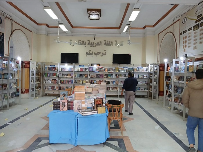 هيئة الكتاب وجامعة الأزهر تفتتحان معرضًا للكتاب بكلية اللغة العربية

