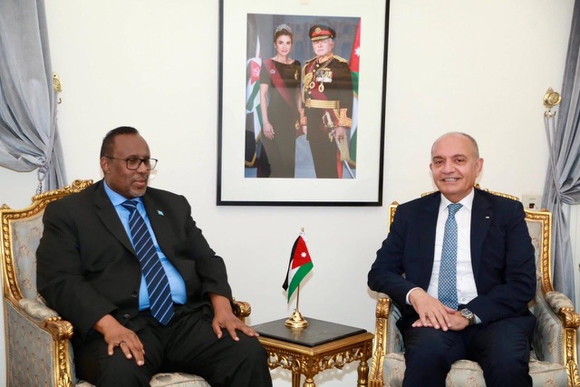 سفير الأردن في القاهرة يستقبل نظيره الصومالي لبحث تعزيز العلاقات الثنائية