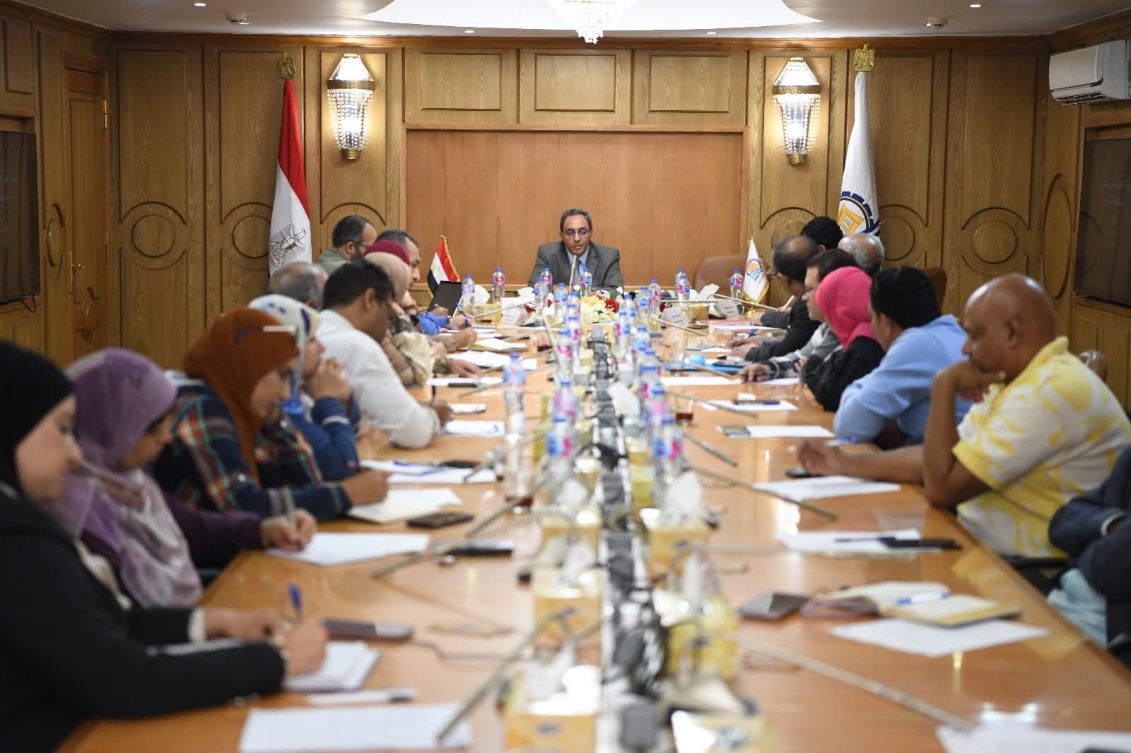 محافظ قنا يبحث آليات تطوير الميادين وفق الأجندة الحضرية الجديدة

