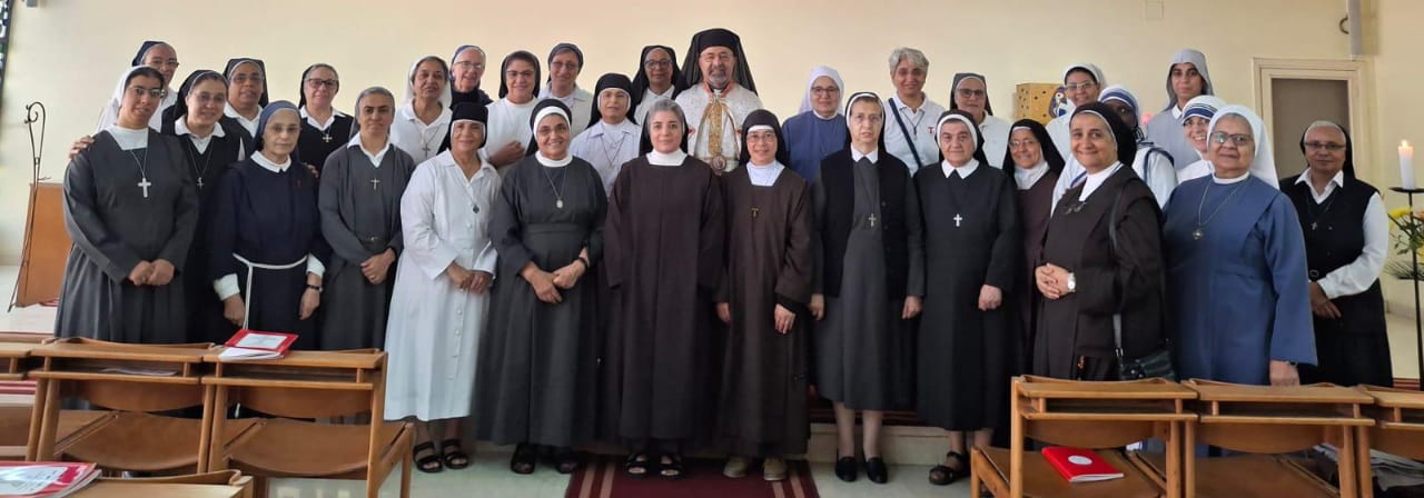 بطريرك الكاثوليك يشارك في جلسة اتحاد الرهبانيات النسائية ويؤكد: “غنى الاختلاف قوة رسالتنا”
