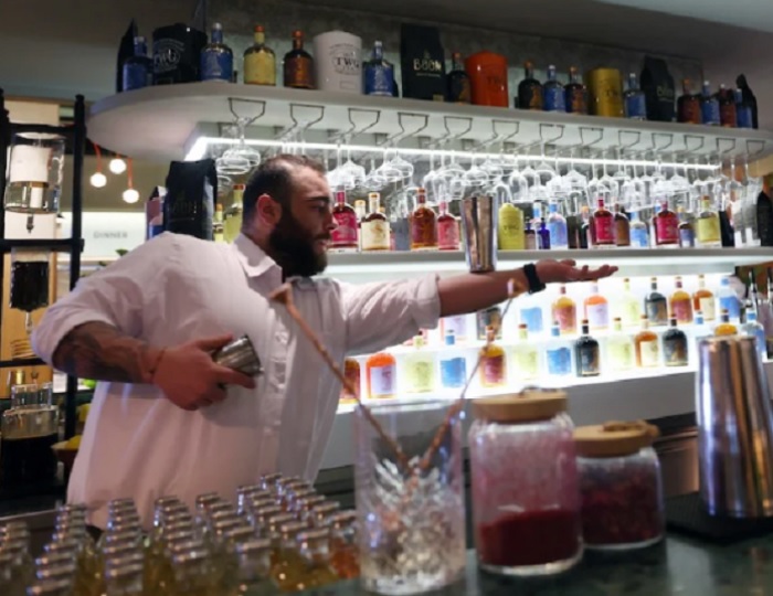 السعودية تخفف من القيود المفروضة على بيع الكحول وخطط لفتح محلين في الظهران وجدة