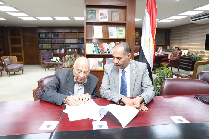 هيئة الكتاب تتعاقد مع الدكتور عبد الحكيم راضي لإصدار مؤلفاته