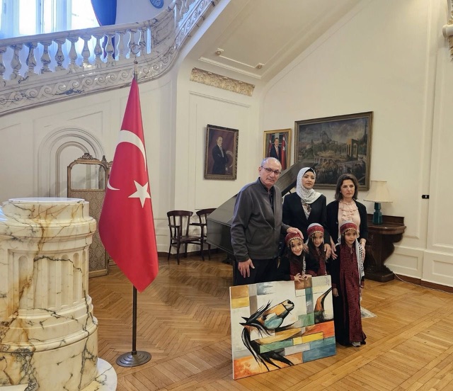 سفير تركيا يستقبل الرسامة الغزّية فايزة الرضيع ويُشيد بموهبتها الفنية لتجسّيد معاناة غزة