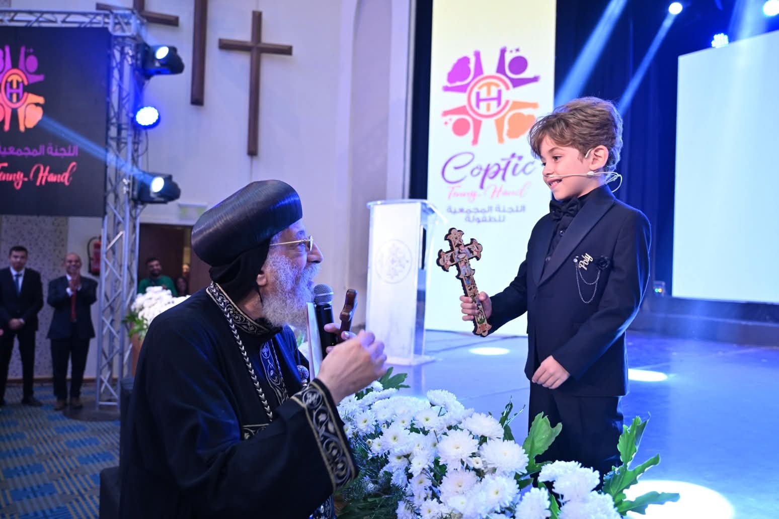 في لفتة إنسانية مؤثرة.. البابا تواضروس يهدي صليبه لطفل خلال احتفال مرور ١٧ قرنًا على مجمع نيقية