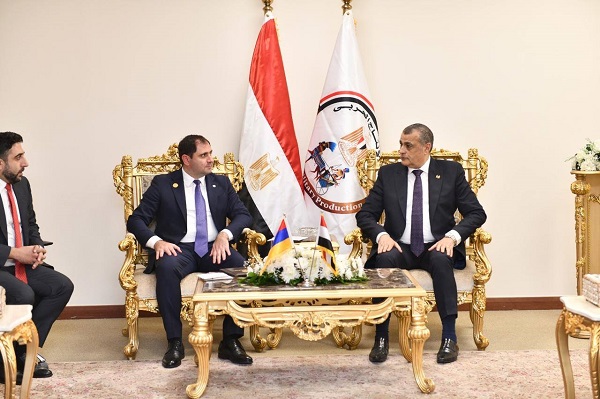 صلاح الدين يناقش مع وزير دفاع أرمينيا موضوعات التعاون المشترك في الصناعات العسكرية والمدنية