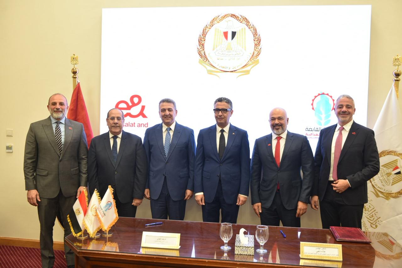 وزير التموين يشهد توقيع بروتوكول تعاون لتطوير مجمعات «كاري أون»