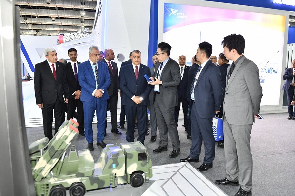 وزير الدولة للإنتاج الحربي يزور أجنحة الشركات العالمية المشاركة بالمعرض لبحث سبل التعاون المشترك