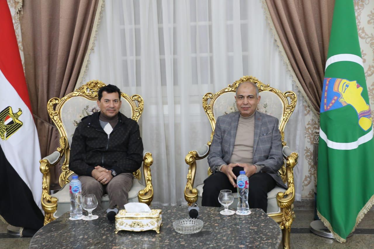 محافظ المنيا يلتقي وزير الشباب والرياضة بديوان المحافظة