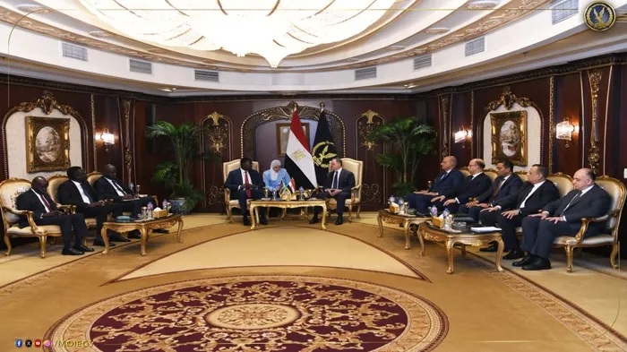 وزير الداخلية يبحث مع وزير الخارجية بجنوب السودان تعزيز التعاون المشترك

