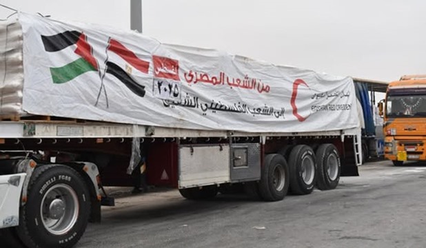 زاد العزة.. الهلال الأحمر المصري يرسل ألف طن مواد بترولية و800 طن دقيق لدعم غزة

