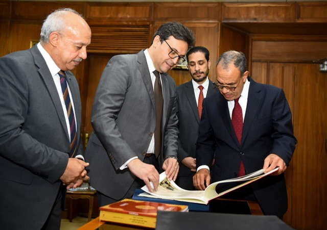 فى زيارة لوزيري الخارجية والثقافة لدار الكتب.. عبدالعاطي يتسلم وثائق وخرائط تاريخية بعد ترميمها