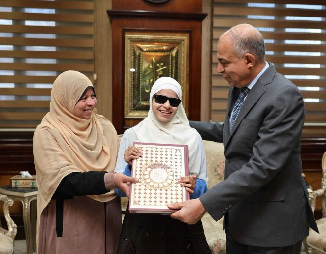 محافظ المنيا يُكرم الطالبة «فاطمة» ابنة مدرسة النور للمكفوفين ويُهديها مصحفًا تقديرًا لتميزها