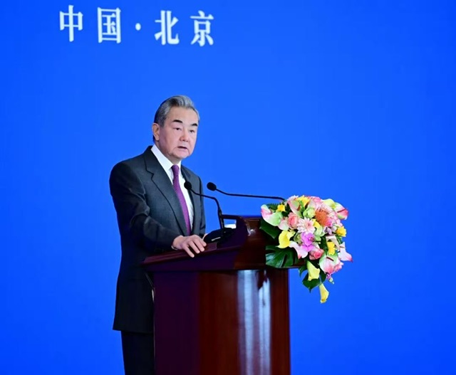 وانغ يي: الصين ركيزة للاستقرار العالمي وتدعو إلى نظام دولي أكثر عدالة في عالم متحوّل