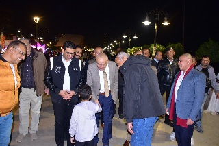 محافظ الأقصر يسير على كورنيش النيل 5 كيلومترات لمشاركة المواطنين استقبال 2026

