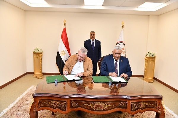 وزير الدولة للإنتاج الحربي يشهد مراسم توقيع عقد للتعاون المشترك في مجال التصنيع العسكري