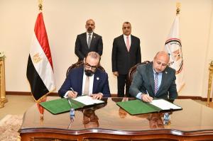 وزير الدولة للإنتاج الحربي يشهد مراسم توقيع عقود للتعاون المشترك في المجال العسكري