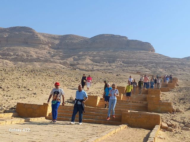 وفود سياحية متعددة الجنسيات تزور المناطق الأثرية بالمنيا خلال الاحتفال ببداية العام