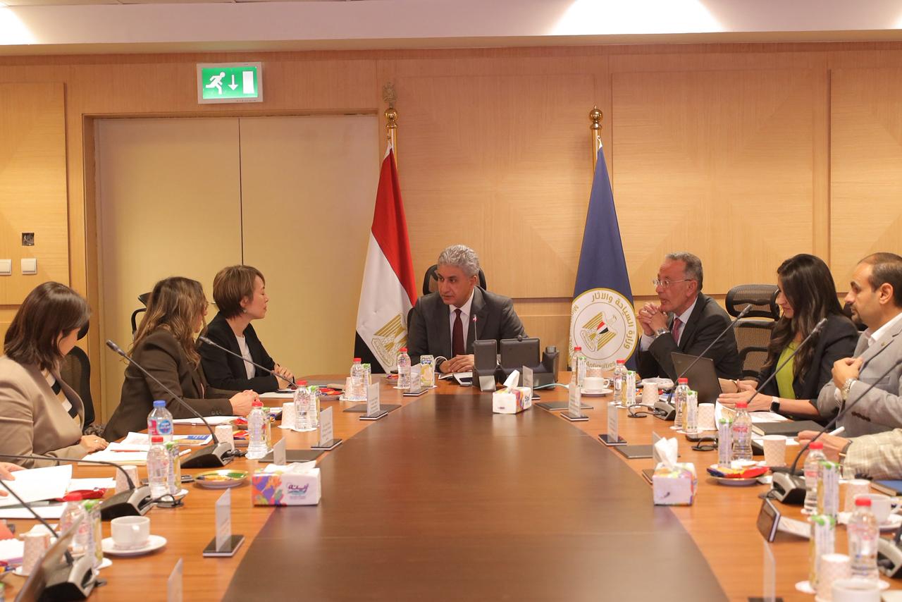 وزير السياحة والآثار يبحث مع وفد جايكا دعم برامج تطوير المتحف المصري الكبير

