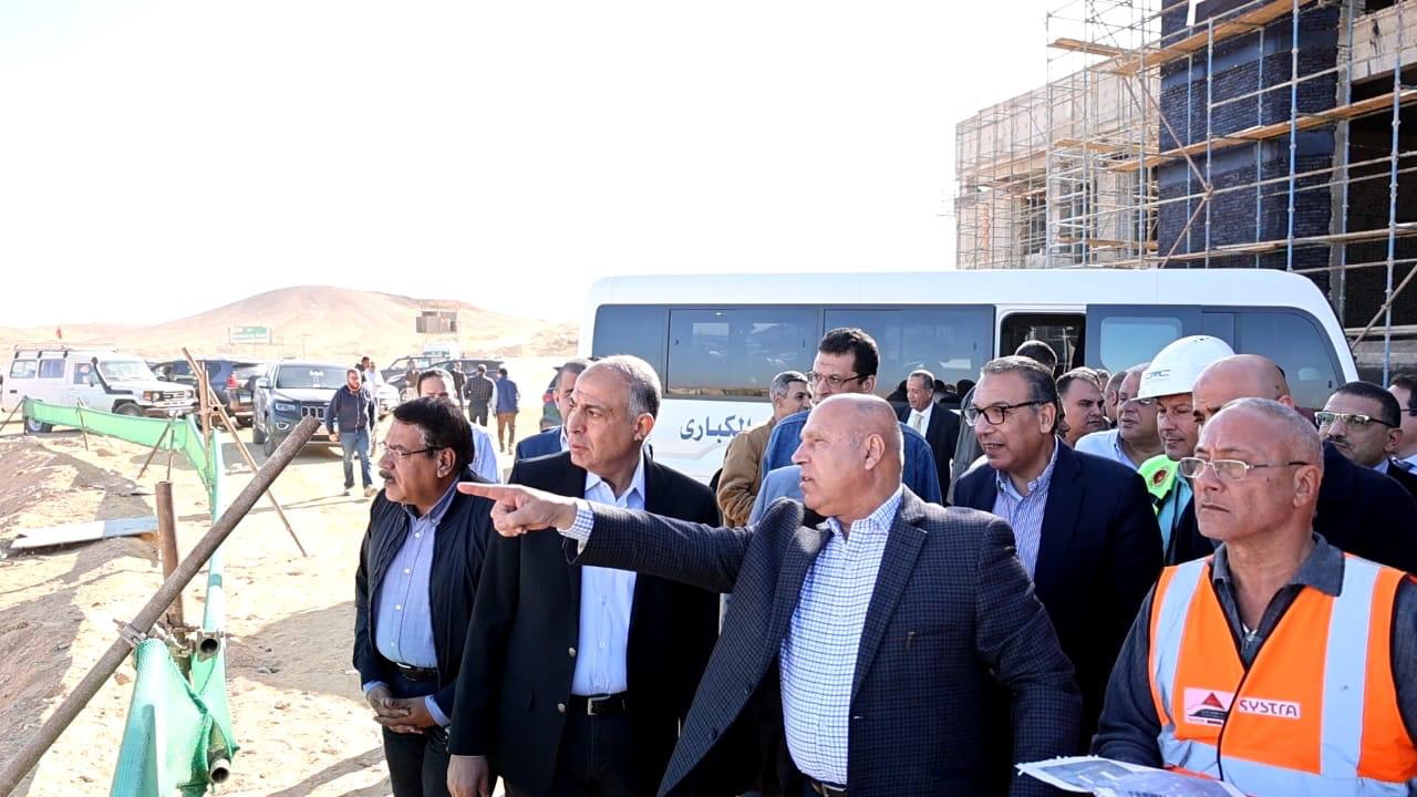 محافظ المنيا يستقبل وزير الصناعة لتفقد القطار الكهربائي السريع