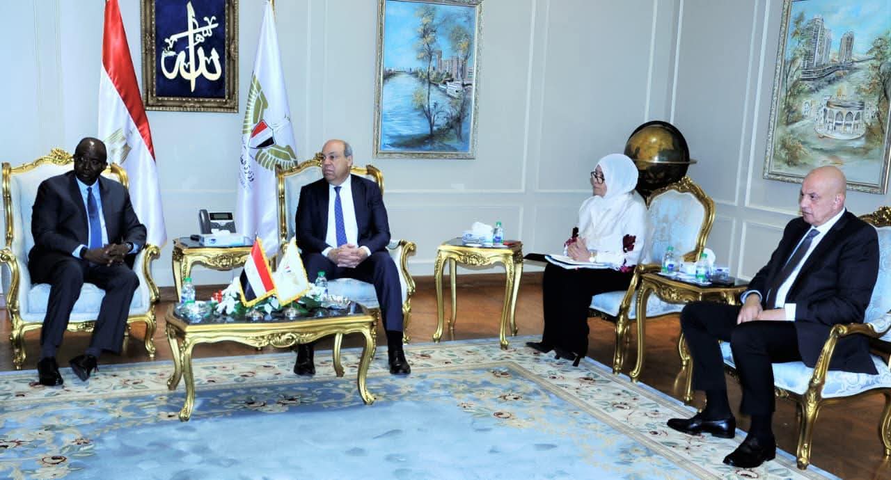 وزير الطيران يبحث مع وفد مؤسسة التمويل الدولية طرح مطار الغردقة الدولي للقطاع الخاص