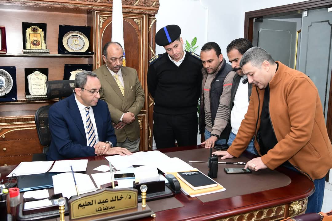 محافظ قنا يبحث تنفيذ كوبري مشاة الرياح لتوفير عبور آمن للمواطنين

