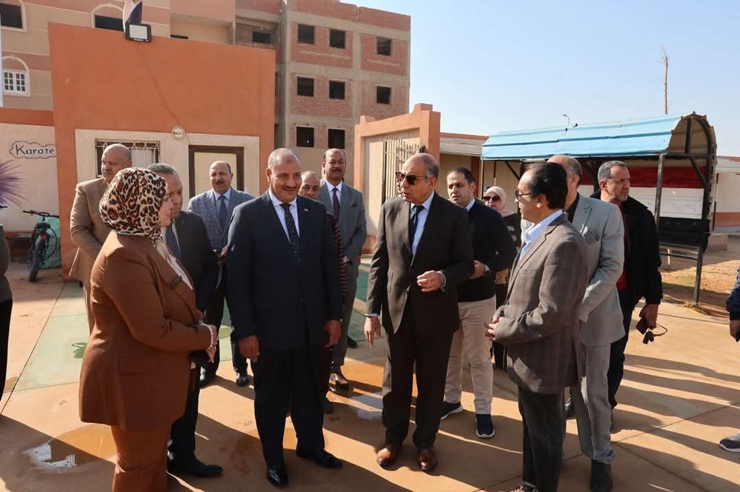 محافظ المنيا يتفقد المدارس مع بدء الفصل الدراسي الثاني ويعزز مبادرة “بداية جديدة لبناء الإنسان