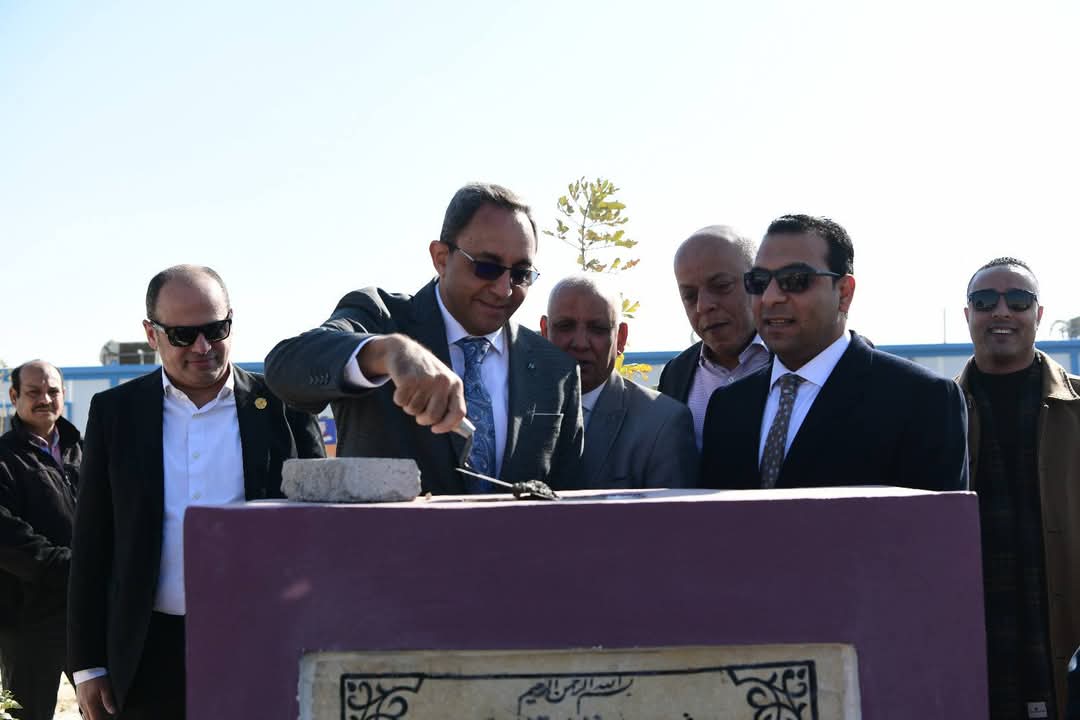 بحجم استثمارات 506 ملايين جنيه .. محافظ قنا يضع حجر أساس محطة معالجة صرف صحي 

