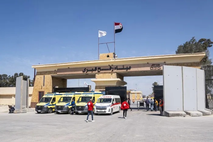 تحرك 195 شاحنة مساعدات للدخول إلى قطاع غزة من بينها 16 شاحنة وقود

