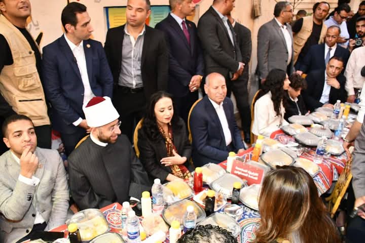 باستقبال حافل من أهالي المطرية.. وزير الأوقاف يشارك في الإفطار السنوي