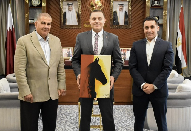 سفير قطر يتسلم لوحة فنية من طفلة بمستشفى 57357 ويُشيد بجهود الطاقم الطبي والإنساني