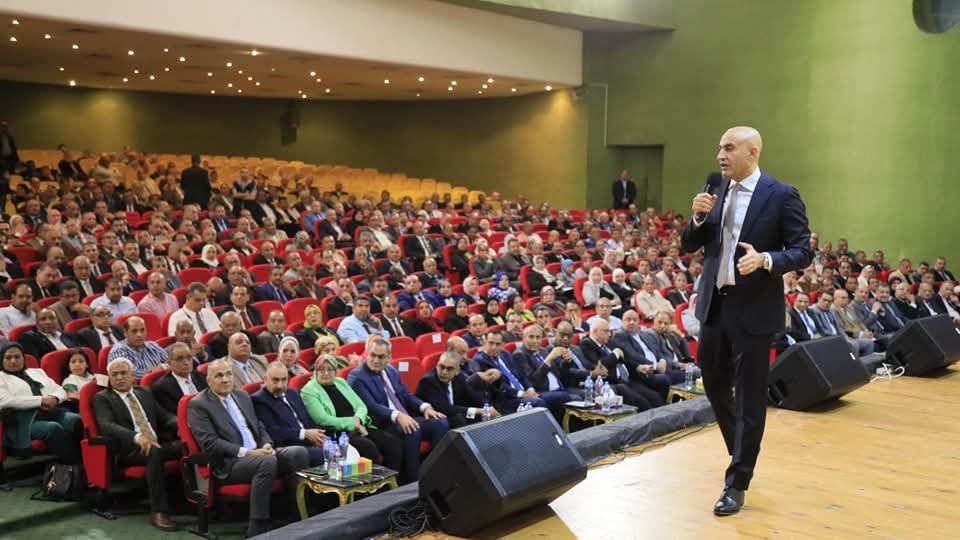 وزير التربية والتعليم يعقد اجتماعًا مع مديرى  المديريات لمناقشة الاستعدادات النهائية للامتحانات

