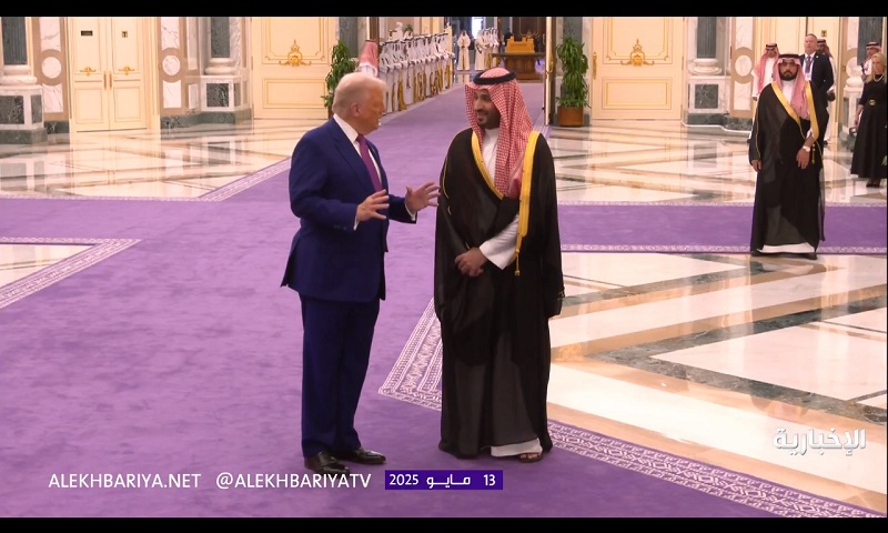 استقبال فخيم لترامب بمرافقة طائرات حربية في الجو وخيالة يحملون علم أمريكا في 