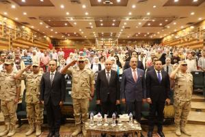 محافظ المنيا يكرم عددًا من أسر الشهداء والمصابين 