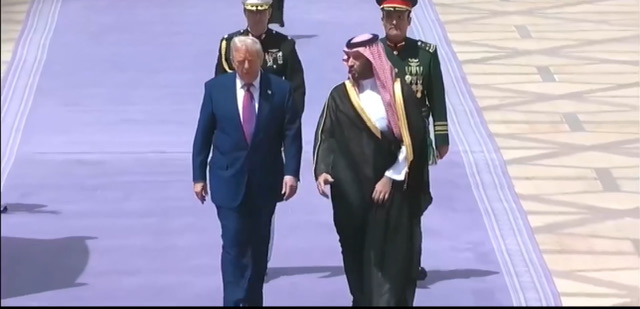 ولي العهد السعودي يستقبل الرئيس الأمريكي في الرياض