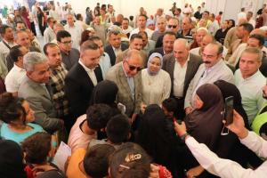 خلال جولته الميدانية محافظ المنيا يستمع لمطالب أهالي جزيرة شارونة  ويوجه بصرف إعانات عاجلة لحالات انسانية