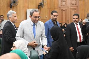 محافظ قنا يُسلم جوازات السفر لـ155 حاجا من حجاج الجمعيات الأهلية

