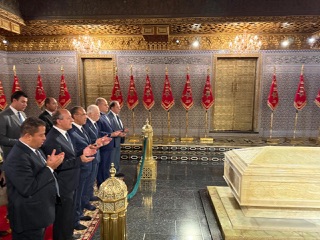 وزير الخارجية يزور ضريح الملكين الراحلين محمد الخامس والحسن الثاني في الرباط 