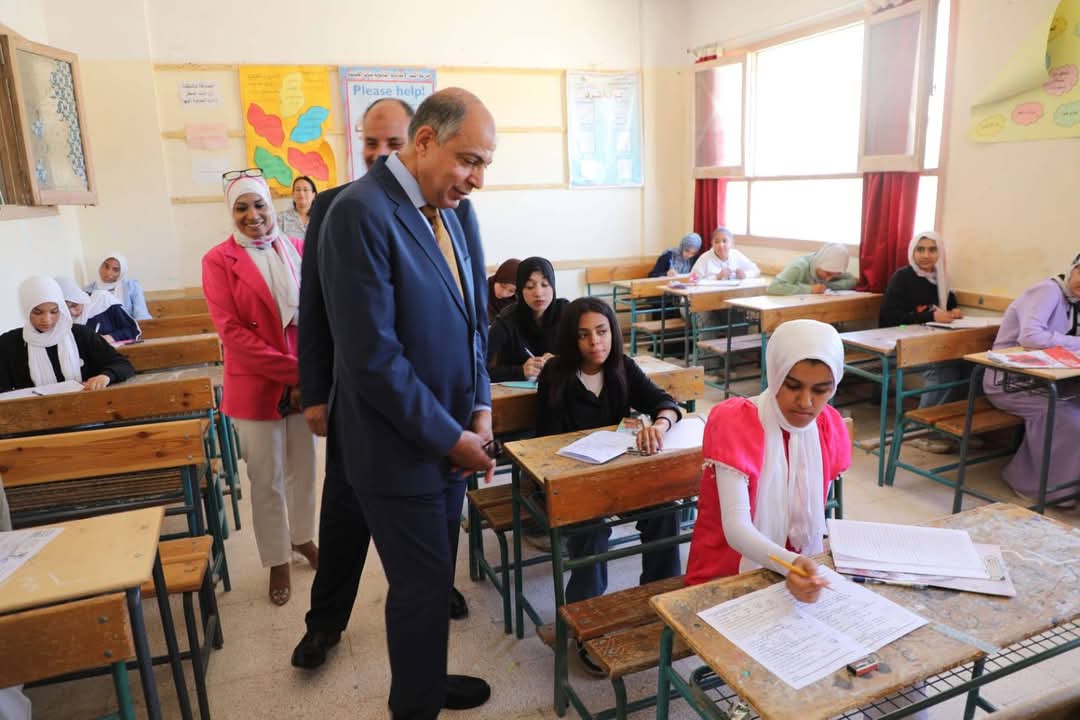 محافظ المنيا يتفقد لجان امتحانات الشهادة الاعدادية والدبلومات الفنية ويطمئن على سير الامتحانات