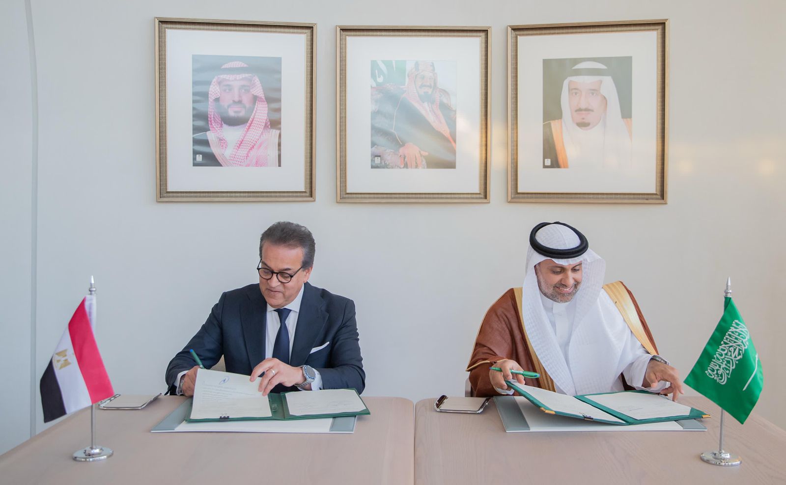 وزير الصحة يوقع مذكرة تفاهم مع نظيره السعودي للتعاون في الخدمات الصحية لمواطني البلدين
