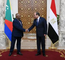 السيسي يستقبل رئيس القُمر المتحدة ويؤكد دعم مصر لخطة “القمر البازغة 2030” وتعزيز التعاون 
