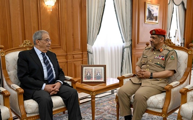 عمرو موسى يزور أكاديمية الدفاع العُمانية ويشارك في جلسة حوارية حول القضايا الإقليمية والدولية