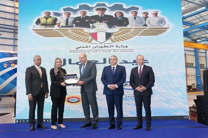 احتفالًا بعيد العمال.. وزير الطيران يكرم عددًا من النماذج المتميزة بالقطاع 

