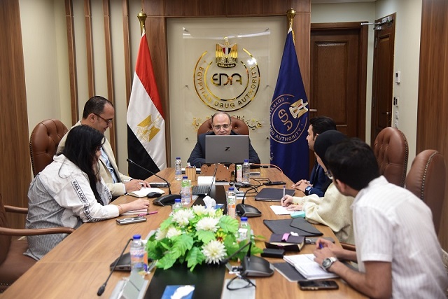 رئيس هيئة الدواء المصرية يعقد اجتماعًا افتراضيًّا مع نظيره الزامبي